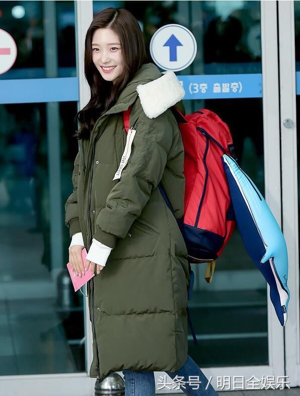 李小璐出轨事件后机场街拍 郑秀晶貌似胖了