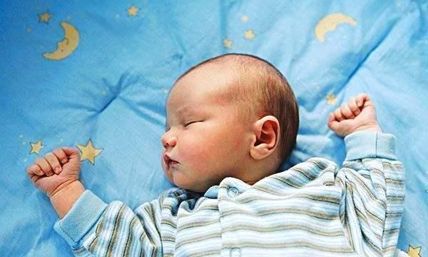 宝宝小手一直握拳可能会得脑瘫?这种说法涨姿