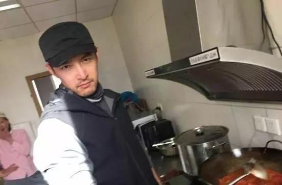 网络上对于陈道明、汪涵、黄磊和胡歌的报道,