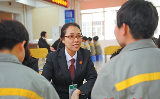 【中国梦·践行者】陈海仪法官为迷途少年点亮灯塔 铸南粤大地时代楷模 【中国梦·践行者】陈海仪法官为迷途少年点亮灯塔 铸南粤大地时代楷模