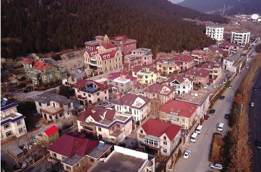 自金鸡岭片区综合整治工作组成立以来，根据每户违章建筑的实际情况制订了搬家拆除方案，做到一户一策、和谐综合整治。针对10日拆除行动的实际情况，指挥部印制了《致各位违章建房户的一封信》，及时发放给违章建筑户主，并张贴在建筑周围显要位置。内容包含了拆除时限、关于违建的相关法律规定、党员违法建房如何处置等内容，对他们的违法事实、触犯的法律法规以及应当承担的法律责任进行了深入解释。据介绍，金鸡岭片区建筑物存在时间久，业户构成多元，房屋手续不全，每一项资料甄别、每一道法律程序落实、每一处违建是否确定拆除，都需要依法依规落实，需要时间长。