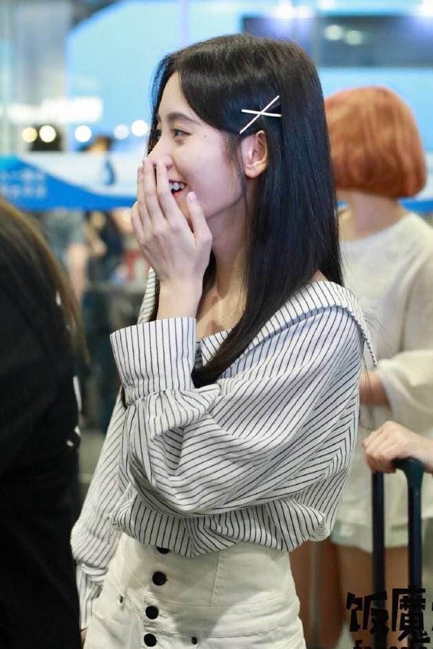 鞠婧祎76斤不是白瘦的,穿这么紧的短裤,还得系