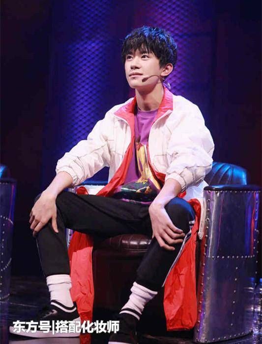 易烊千玺穿上这衣服,加上这坐姿,不愧为大佬啊