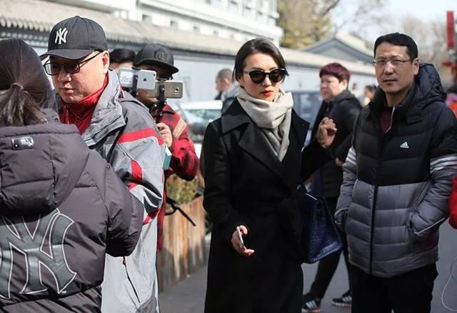 万人迷陈红现身中戏当考官,人群中太耀眼,把考