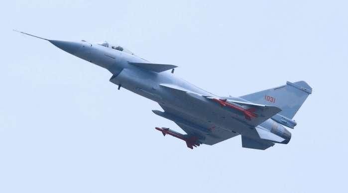 中国利好! 中国歼-10成功装上矢量发动机试飞成