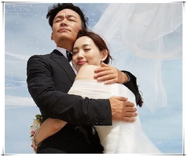 马蓉现机场,紧身衣配格子裙明星范十足,网友:这