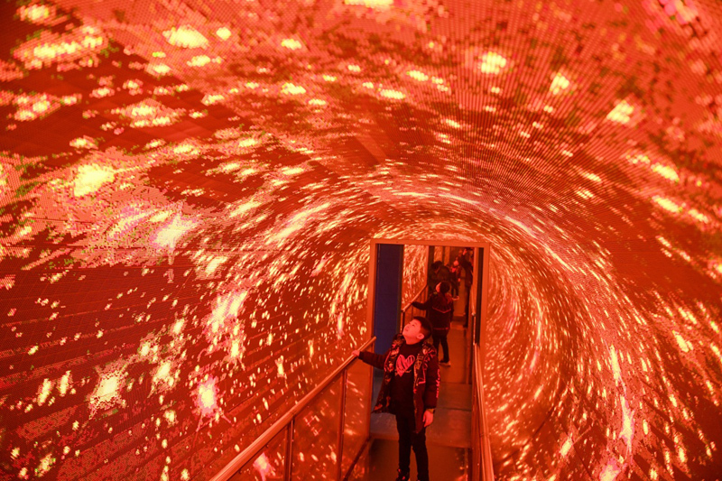 2月7日,在福建省科技馆,小朋友在体验"时空隧道".