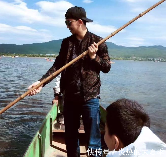 王二妮成名后,丈夫李飞变化真大,网友:简直就是