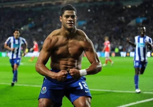 胡尔克罚点一脚踢飞,这球速能打飞机了!武磊看