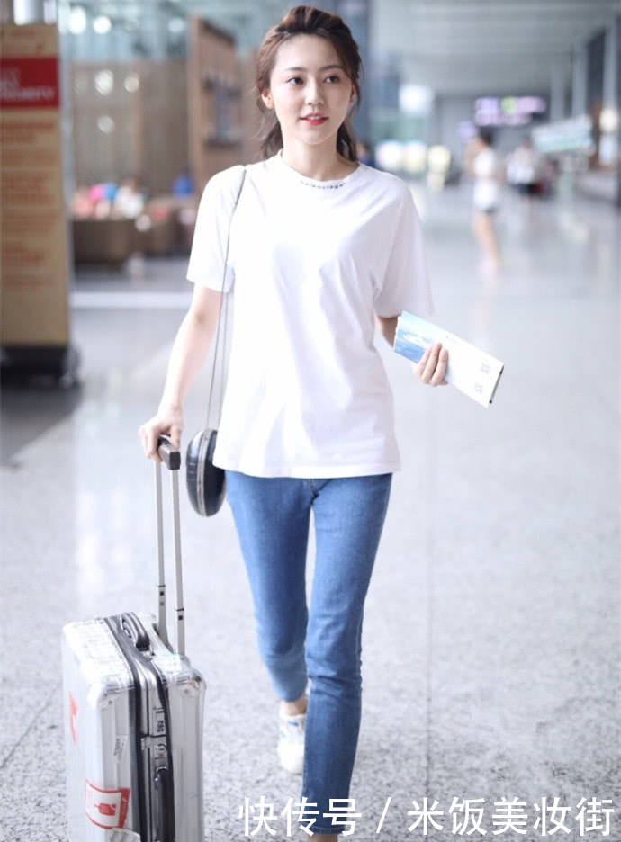 黄梦莹现身机场,穿这么紧的牛仔裤都不贴身,网