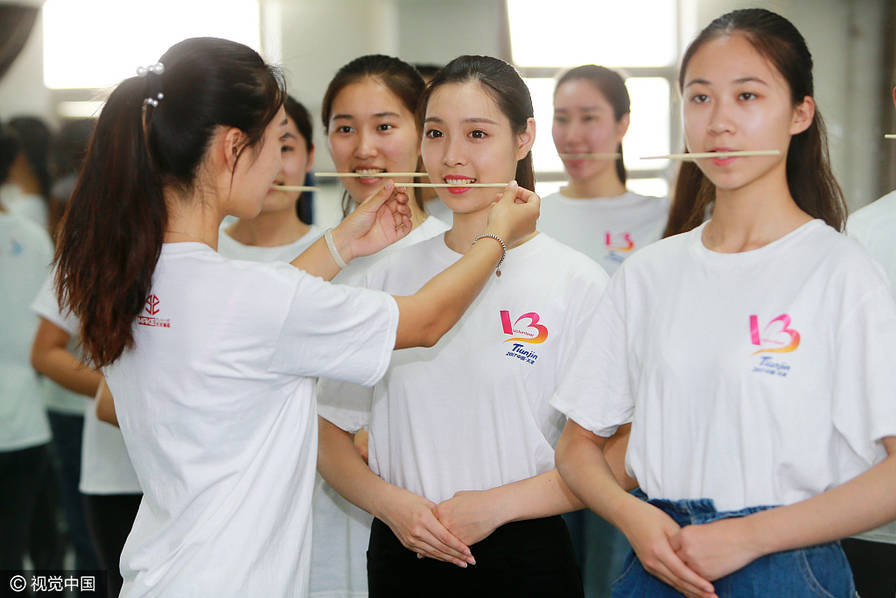 全运会礼仪咬筷子练微笑 众美女楚楚动人 全运会礼仪咬筷子练微笑 众美女楚楚动人