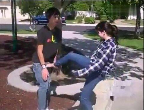 男子电梯内骚扰女子结果被踢坏裆部,女子被起