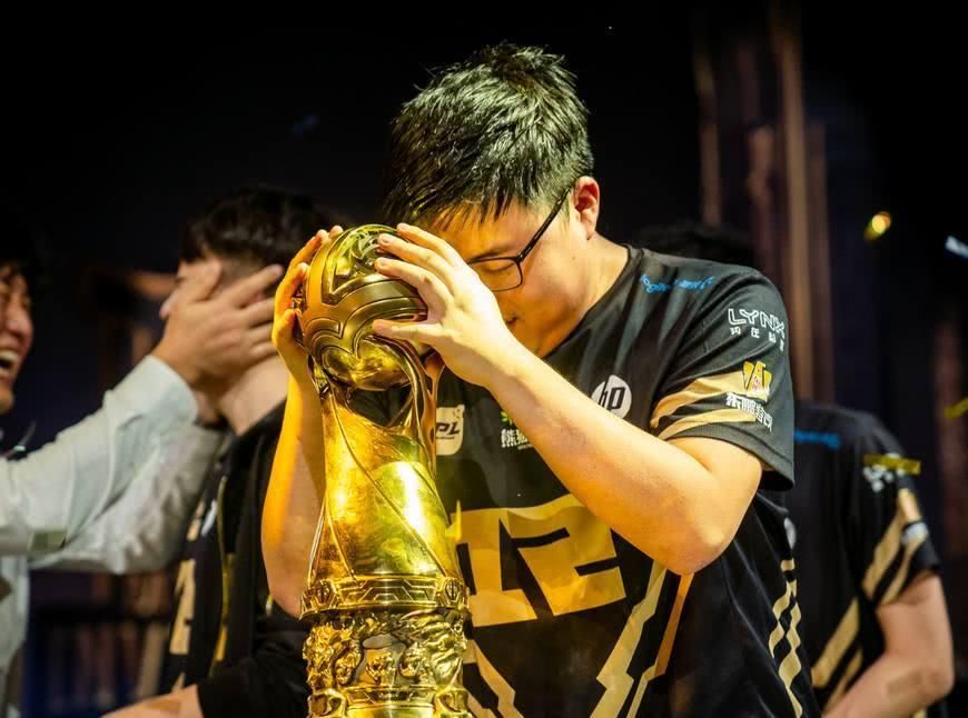 uzi:卡莎对我来说就是加强版的薇恩!薇恩依旧是隐藏的杀招!