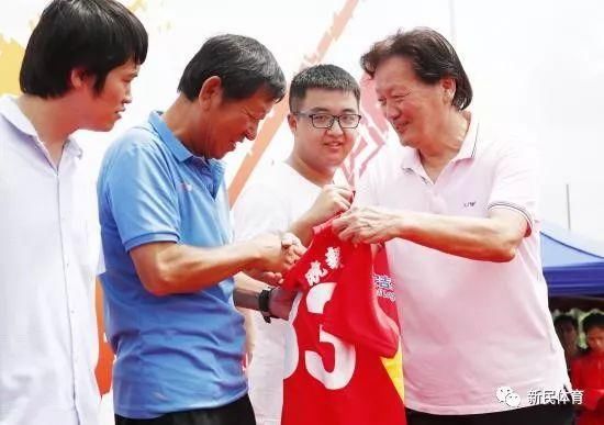 市足协主席朱广沪谈新民晚报足球赛:蓝天下,草