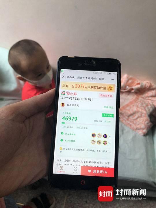 男子街头抱女儿要卖女救子 妻子:没跟我商量