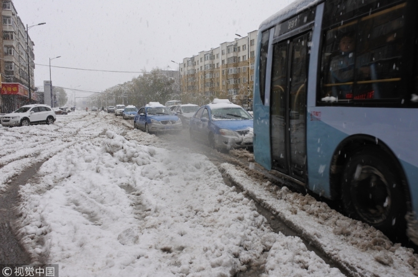 2018年11月9日，黑龙江牡丹江持续降雪。纷纷扬扬的雨雪，给市民的出行和生产生活带来诸多不便。