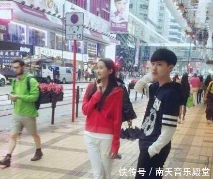 鹿晗看关晓彤化妆满眼宠爱,难怪张艺兴说关晓