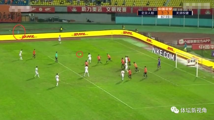 中超再现抢毛巾升级版:对手强援索要毛巾惨遭