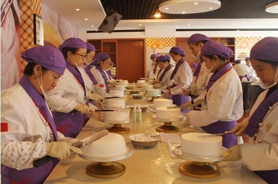 成都新东方:学做糕点要多少学费 新东方学做糕