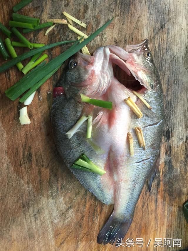 宝宝吃鱼好处多多,清蒸鲈鱼做法简单易学,快做