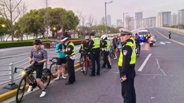 主播点评:速度最快超40公里每小时 “暴骑”健身该管管了 ! 主播点评:速度最快超40公里每小时 “暴骑”健身该管管了 !