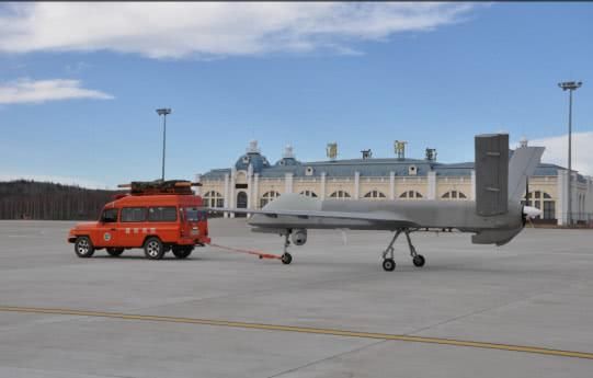 中国彩虹4攻击无人机拆掉导弹当消防员,从战场