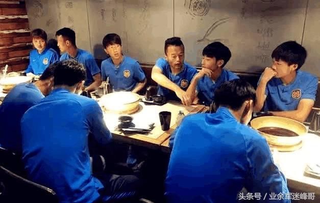 国足晒聚餐照惹怒球迷,抽烟喝酒能进2022世界