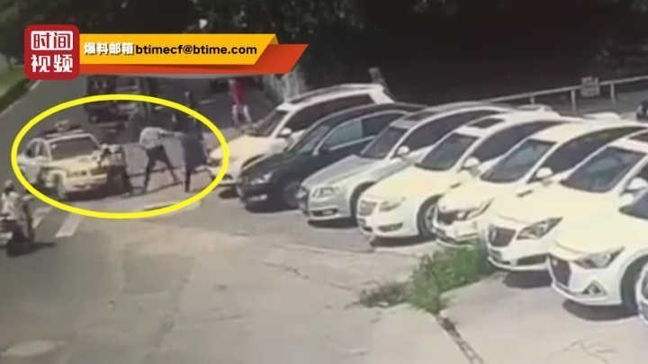 疯狂举动！男子抢夺警车追撞女子 事发时民警正在现场调解两人纠纷
