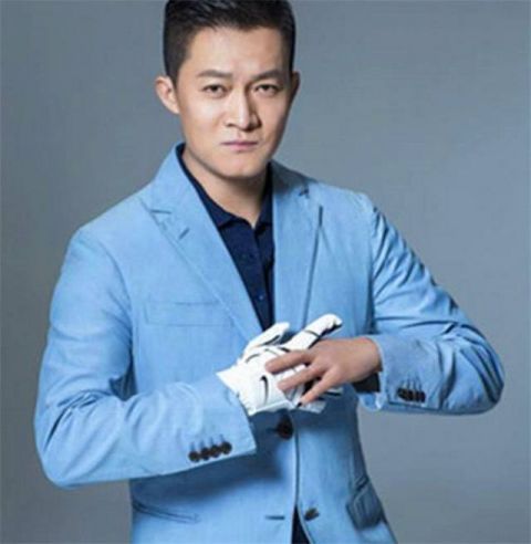 他曾拍戏时,差点失去生命,今40岁开上豪车,拍电影必带老婆!