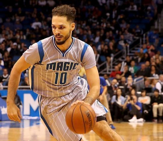 因为喜欢国王巅峰时期的主控"白魔鬼"毕比,来到魔术队之后,富尼耶还换