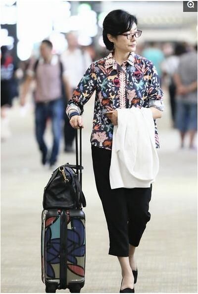 好大脾气!学生头超短裙的宋茜被网友一路拍,表