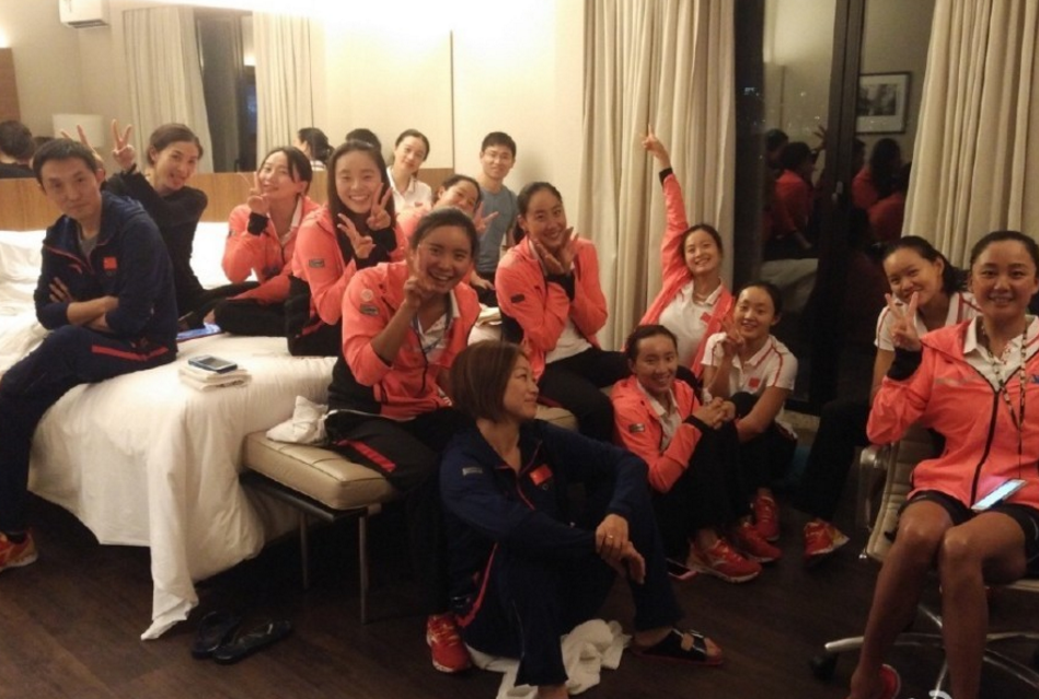 梁馨枰和队友合影。