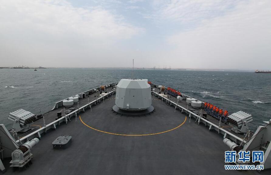 正如中国外交部发言人洪磊所说，护航编队在执行任务过程中，官兵休整和食品、油料补给面临许多实际困难，确有必要实施就近高效的后勤保障。中国国防部也在去年11月底作出表态，中国和吉布提正就在吉建设保障设施事进行协商。这将更好地保障中国军队执行国际维和、亚丁湾和索马里海域 护航、人道主义救援等任务。这对于中国军队有效履行国际义务，维护国际和地区和平稳定具有积极作用。图为2014年9月8日，中国海军第十八批护航编队长白山舰驶入吉布提港。