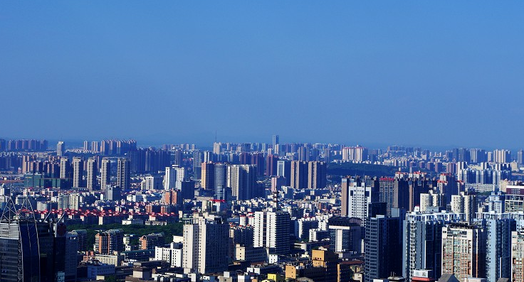 长沙：天气太热。长沙的热全国出名，他的炎热与其盆地地形也有关系，三面环山，中间被湘江隔开，热量散不出去。 作为老牌“火炉”，长沙的热力自不必多说，烈日当空，你还有心思谈情说爱？