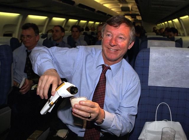 官方回顾:曼联经典逆转-99欧冠决赛击败拜仁捧