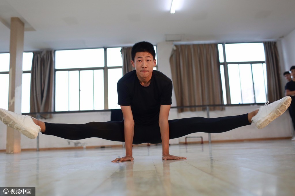 他们或跳起摩登,走起舞步,或单手开普,分腿支撑,又或倒踢紫金关,腾空"