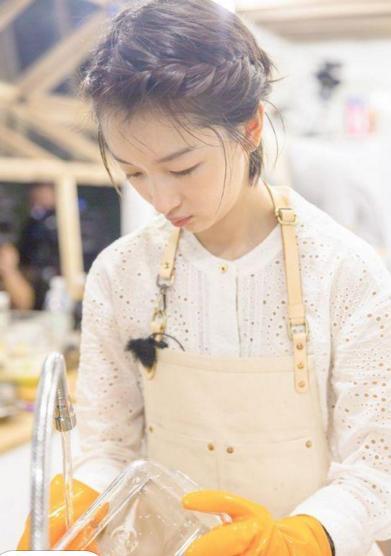 周冬雨吃相太难看?娱乐圈最平胸?可她的小学