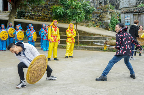 温兆伦田亮的老年版藤牌操.
