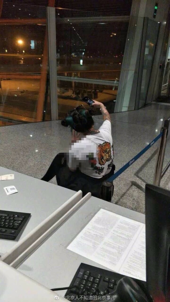 女主播误机殴打工作人员 直播谎称被欺负又哭又笑