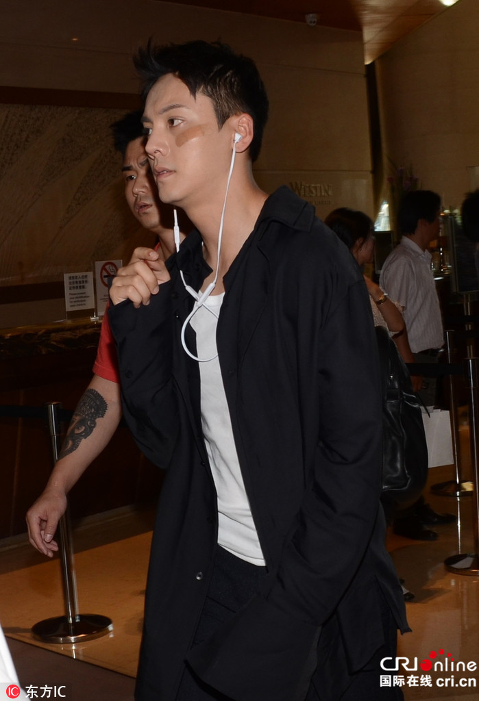 陈伟霆头戴耳机悠闲打电话 助理护驾面露"凶光"