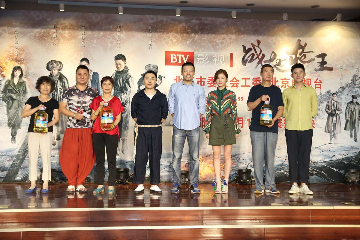 9月15日，北京电视台“欢聚一堂”系列社区活动携电视剧《战地枪王》的主创李健（饰陆英豪）、徐立（饰佟小凤）、李印（饰薛一刀）、曹瑞（饰郭浩坤）、王佳宁（饰白金山）来到大屯邻里中心，与这里的观众近距离互动交流。