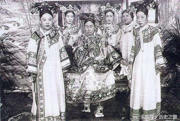 慈禧专权时有一个怪癖,每次都需要宫女用嘴解