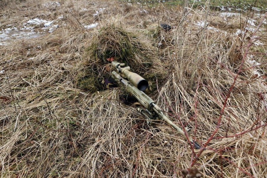 俄军狙击手展示伪装技术。