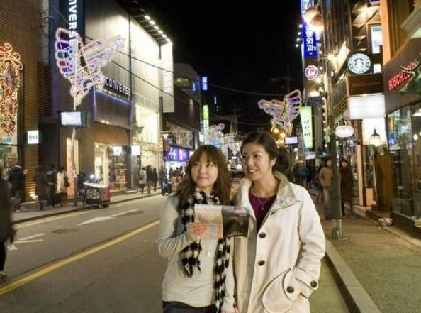 韩国人到中国旅游,看到中国人的穿着,骄傲:还是