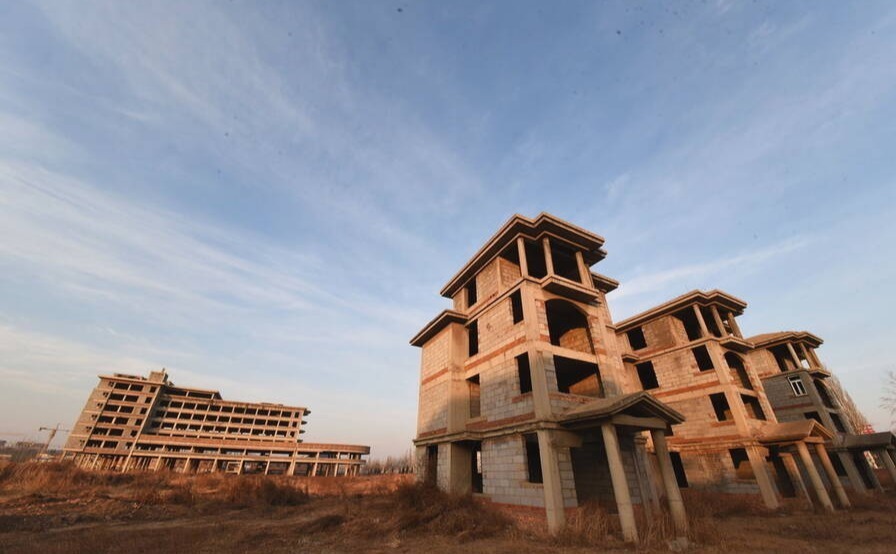 图为拆除前的“泰坦尼克号”烂尾楼及烂尾别墅群