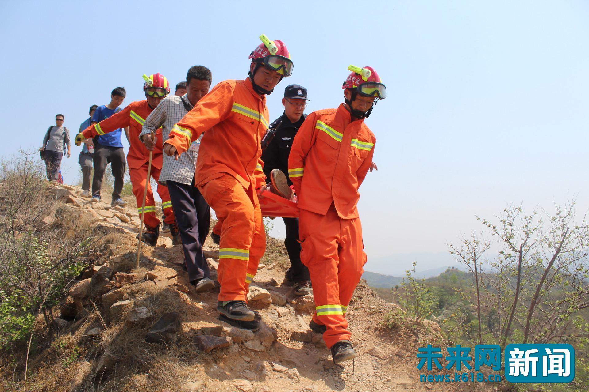 消防员烈日徒步2小时抬摔伤老人下长城 收手写感谢信“向你们致礼”