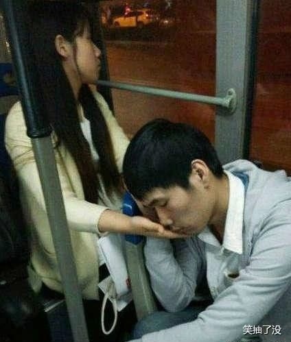 搞笑内涵图:媳妇,算卦的老头说我135岁有一劫,怎么办呀?