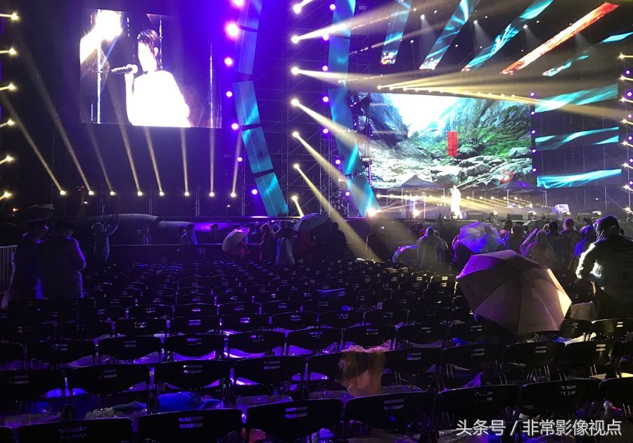 众歌星云集四线小城商演 为什么压轴歌手一上