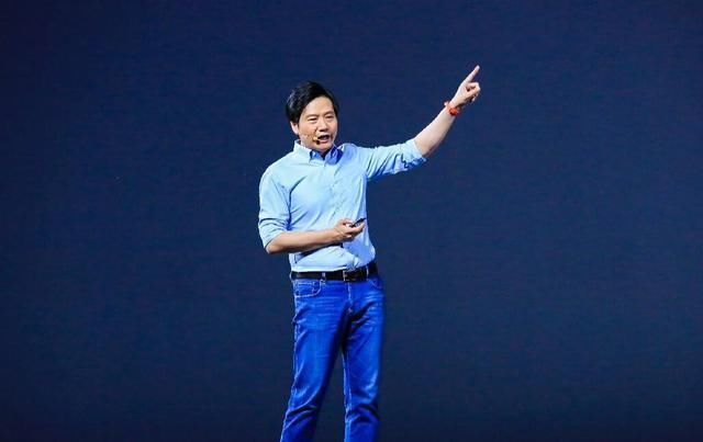 雷军又一个视频要火了的节奏!小米八周年坐在