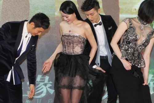 女星礼服出错狼狈瞬间,有人太胖崩开腰带 女星礼服出错狼狈瞬间,有人太胖崩开腰带